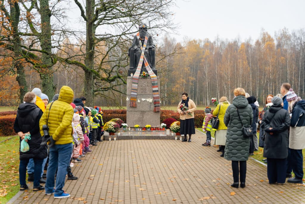 Rīts ar tautasdziesmu “Visi sīki kukainīši”