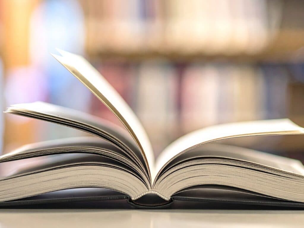 Literatūras izstāde “Latvija vēstures griežos”